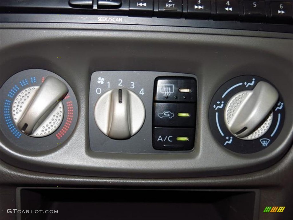 2003 Nissan Sentra GXE Controls Photos