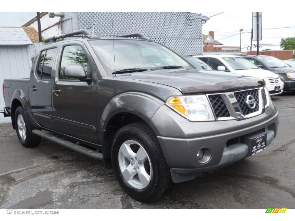 2005 Frontier LE Crew Cab 4x4 - Storm Gray Metallic / Desert photo #1