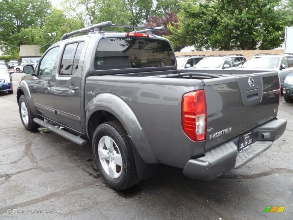2005 Frontier LE Crew Cab 4x4 - Storm Gray Metallic / Desert photo #3