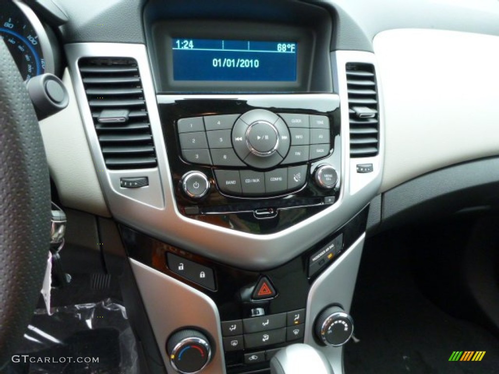 2014 Chevrolet Cruze LS Controls Photo #82316396