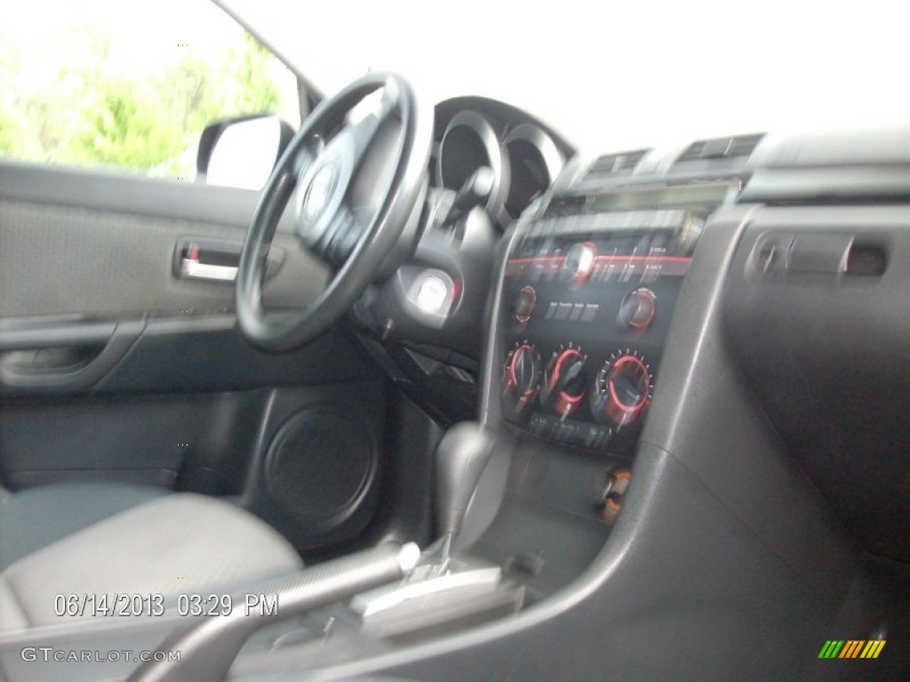 2005 MAZDA3 i Sedan - Velocity Red Mica / Black photo #10