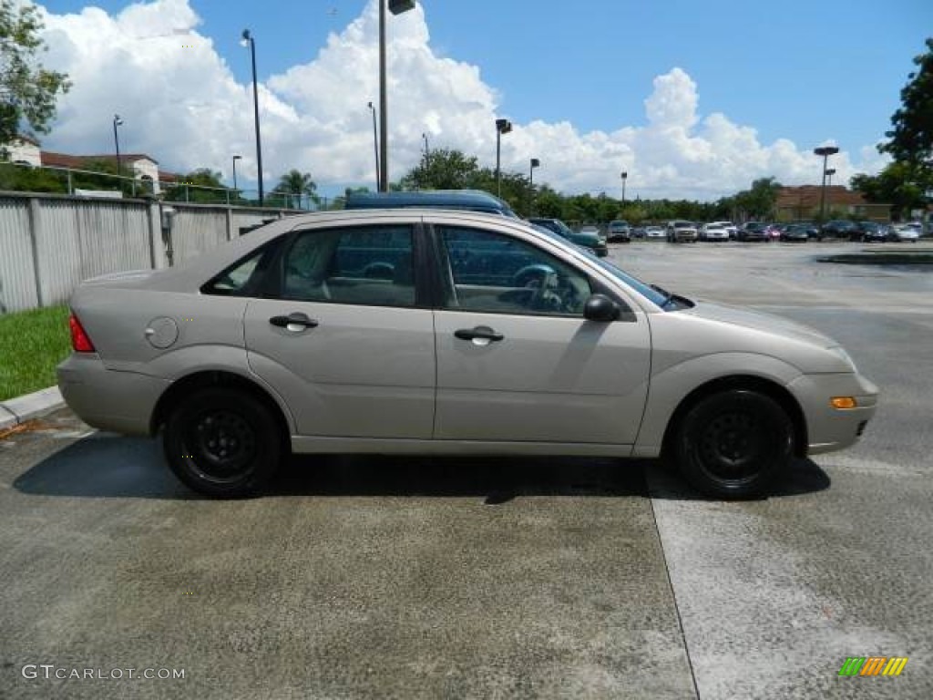 2006 Focus ZX4 SE Sedan - Pueblo Gold Metallic / Dark Pebble/Light Pebble photo #2