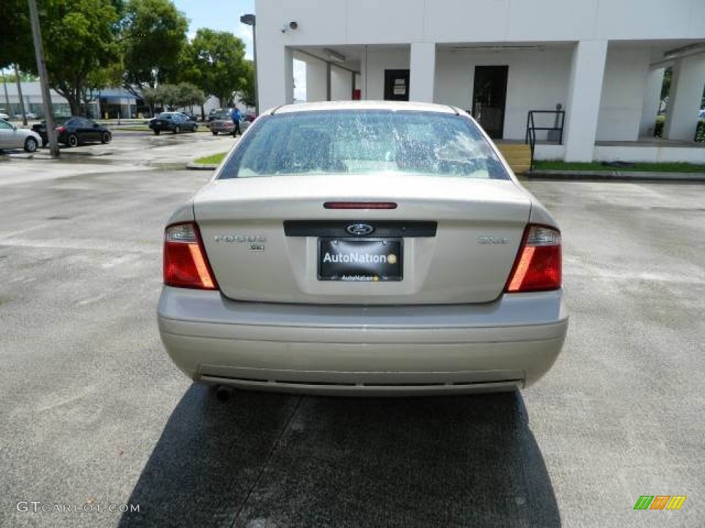 2006 Focus ZX4 SE Sedan - Pueblo Gold Metallic / Dark Pebble/Light Pebble photo #4