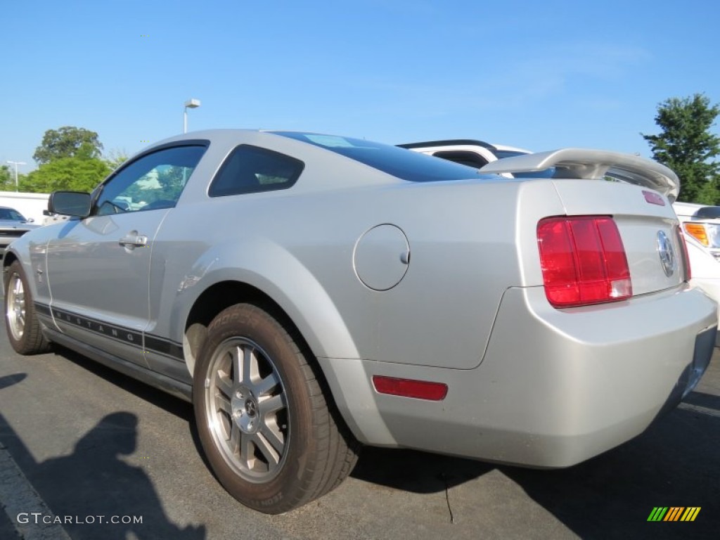 2006 Mustang V6 Premium Coupe - Satin Silver Metallic / Dark Charcoal photo #2