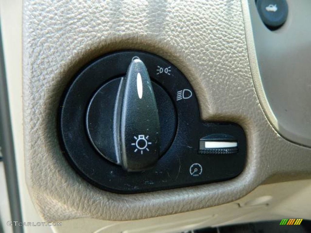 2006 Focus ZX4 SE Sedan - Pueblo Gold Metallic / Dark Pebble/Light Pebble photo #21