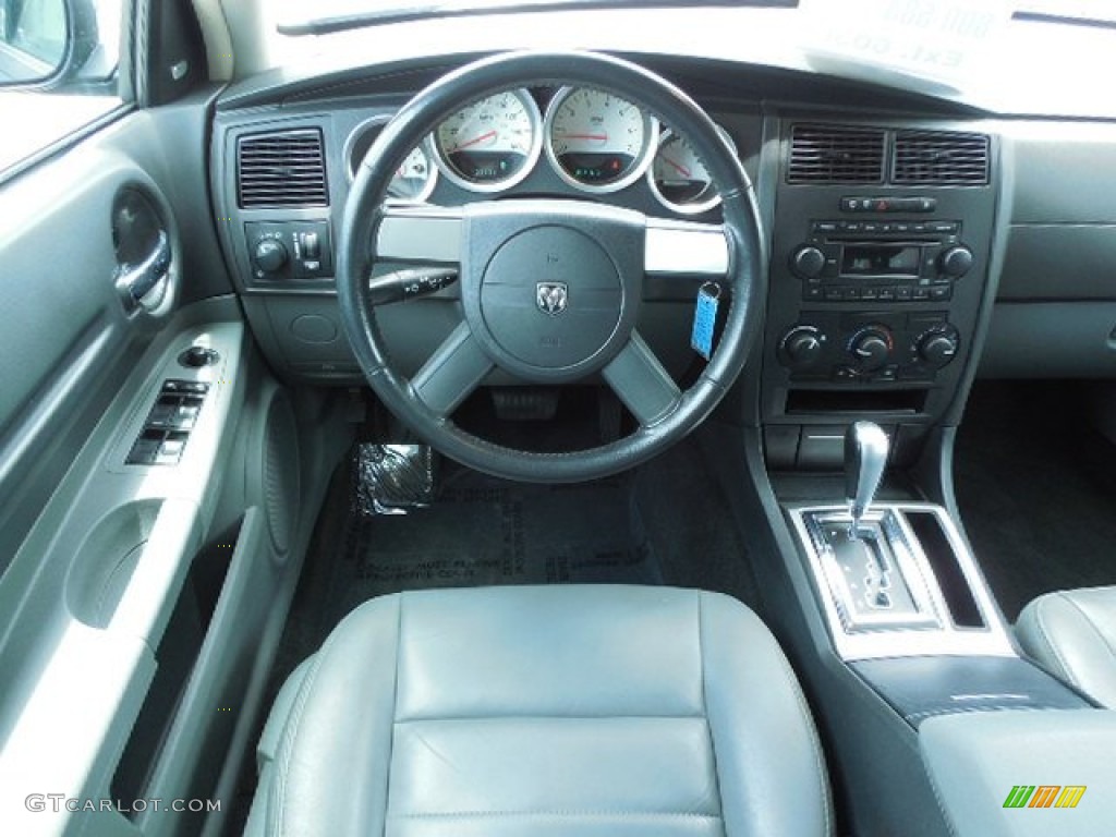 2005 Dodge Magnum R/T Dashboard Photos