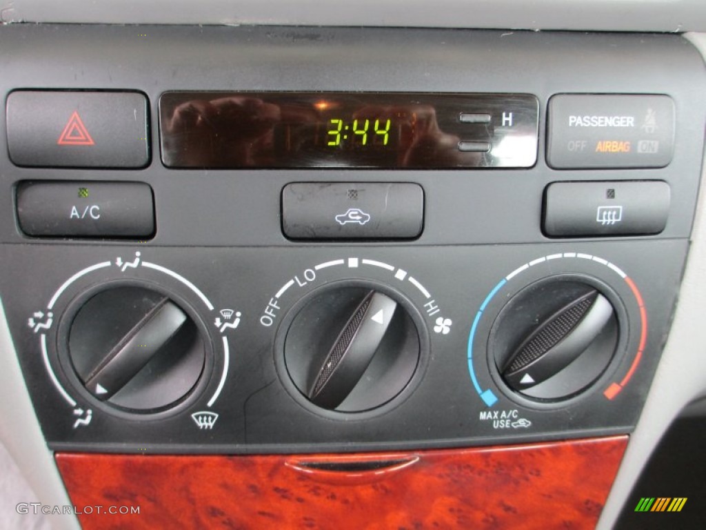 2007 Toyota Corolla LE Controls Photo #82374112