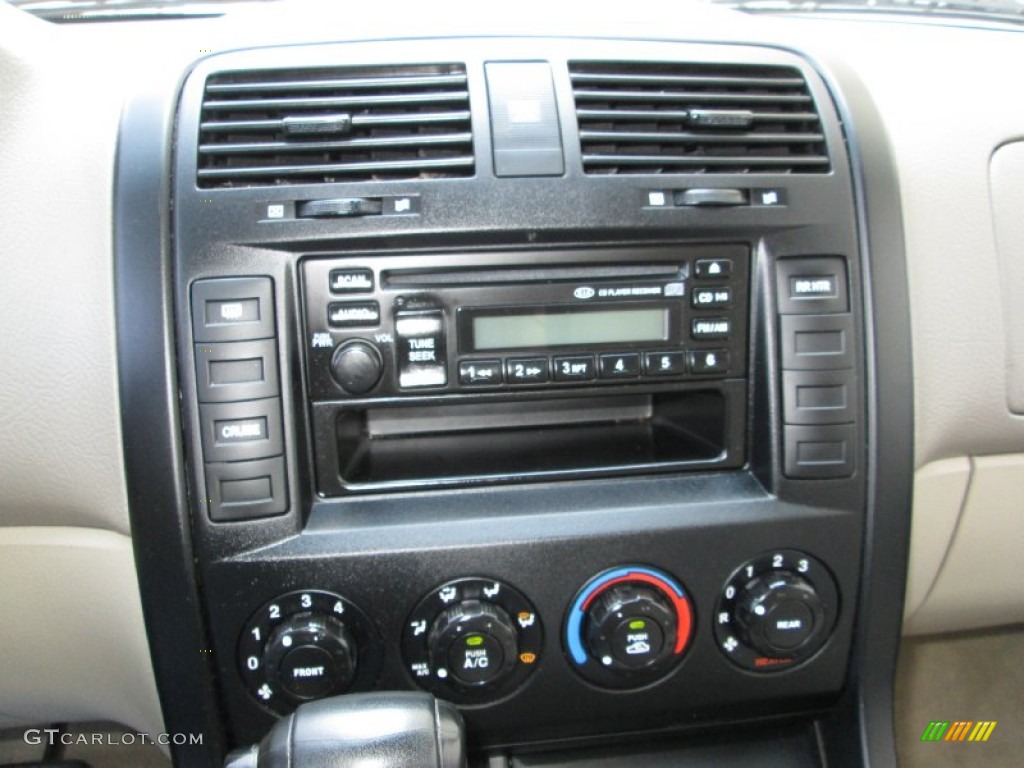 2005 Kia Sedona LX Controls Photo #82377049