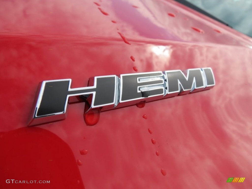 2013 Dodge Challenger R/T Marks and Logos Photos