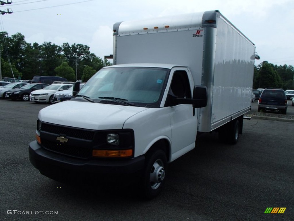 Summit White Chevrolet Express Cutaway