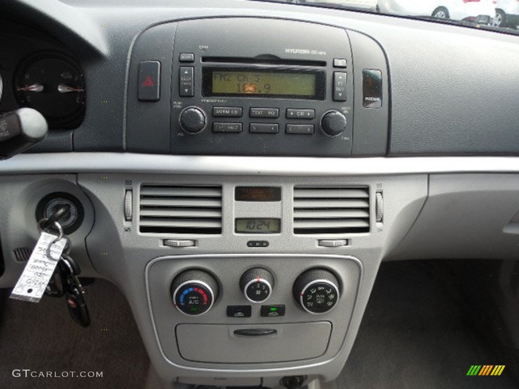 2006 Hyundai Sonata GL Controls Photo #82386739