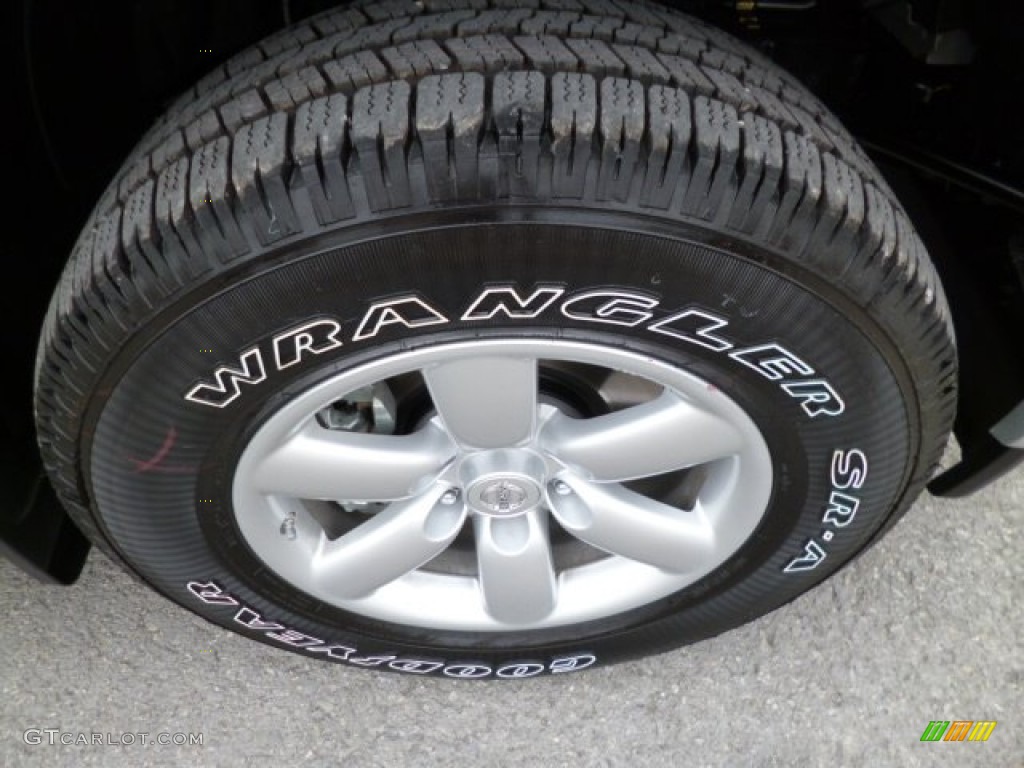 2013 Nissan Titan SV King Cab 4x4 Wheel Photos