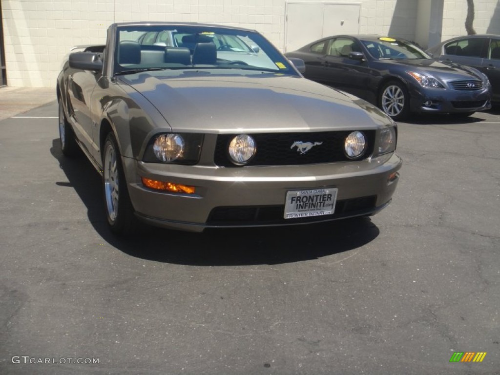 2005 Mustang GT Premium Convertible - Mineral Grey Metallic / Dark Charcoal photo #23