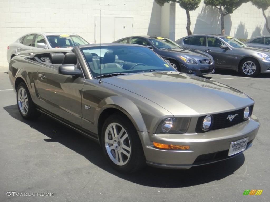 2005 Mustang GT Premium Convertible - Mineral Grey Metallic / Dark Charcoal photo #24