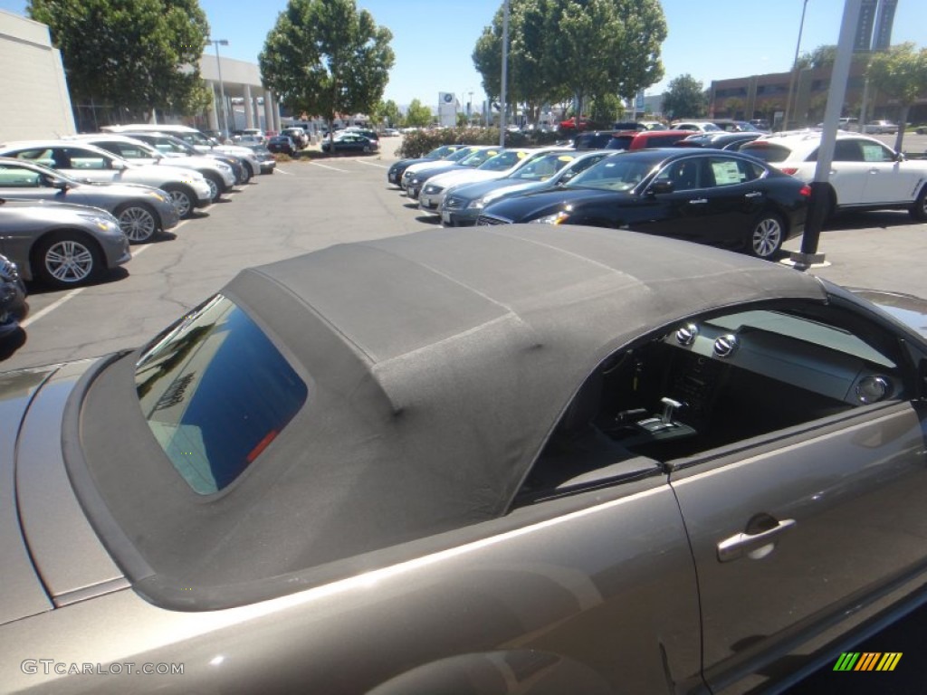 2005 Mustang GT Premium Convertible - Mineral Grey Metallic / Dark Charcoal photo #33