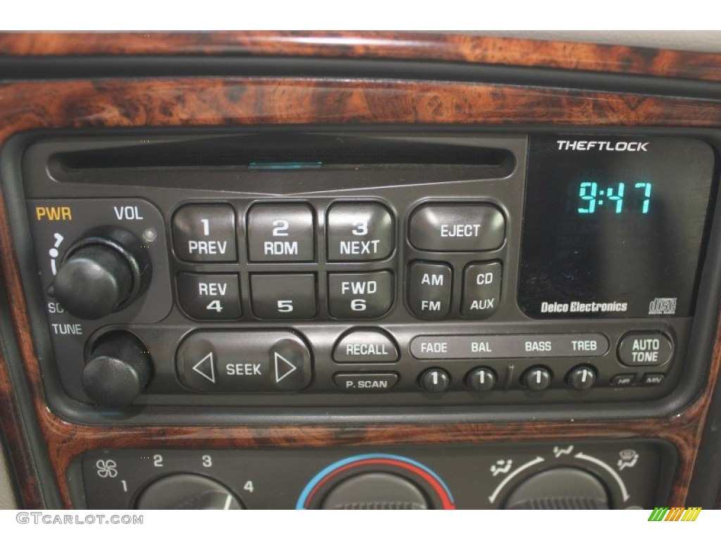 2001 Chevrolet Suburban 2500 LT 4x4 Audio System Photo #82406855