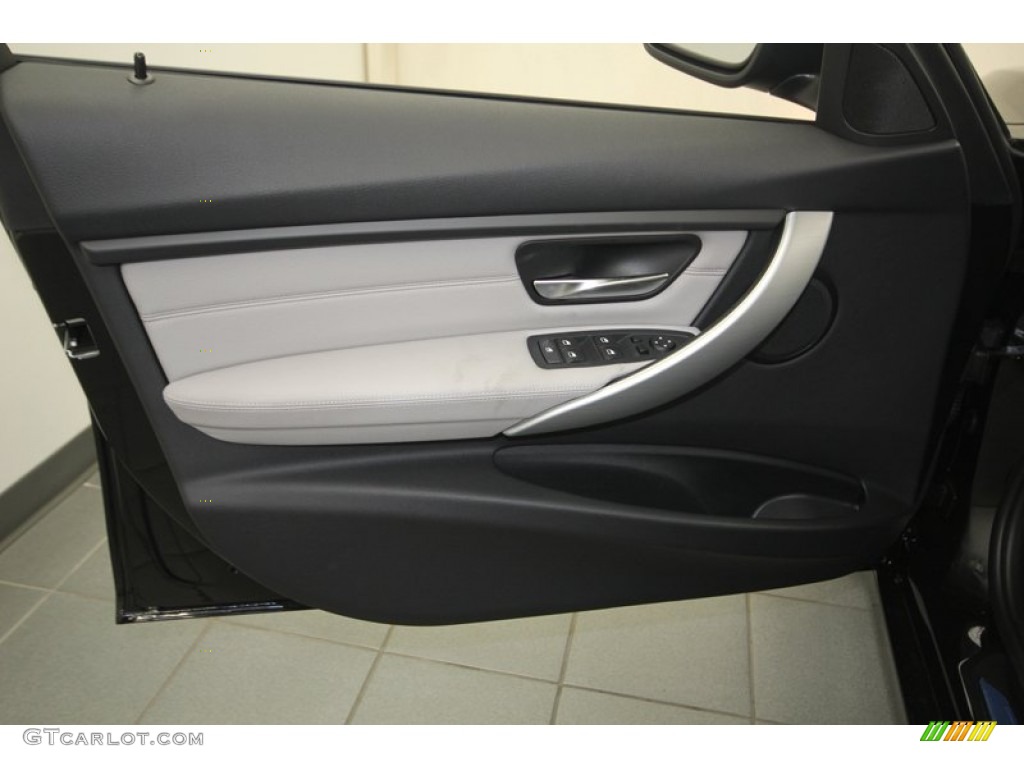2013 BMW 3 Series 328i Sedan Everest Grey/Black Door Panel Photo #82423792