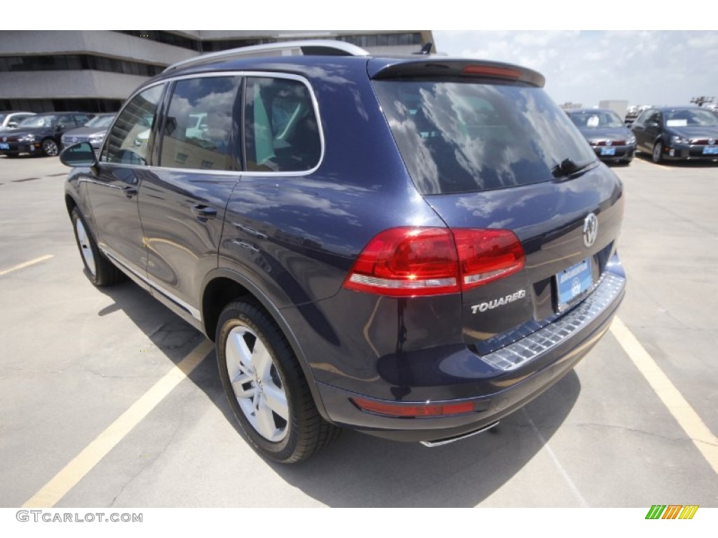 2013 Touareg VR6 FSI Lux 4XMotion - Night Blue Metallic / Saddle Brown photo #5