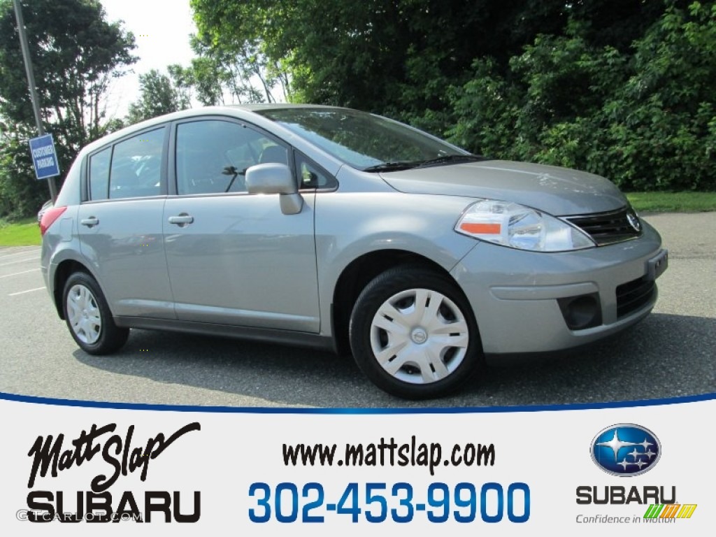 2010 Versa 1.8 S Hatchback - Magnetic Gray Metallic / Charcoal photo #1