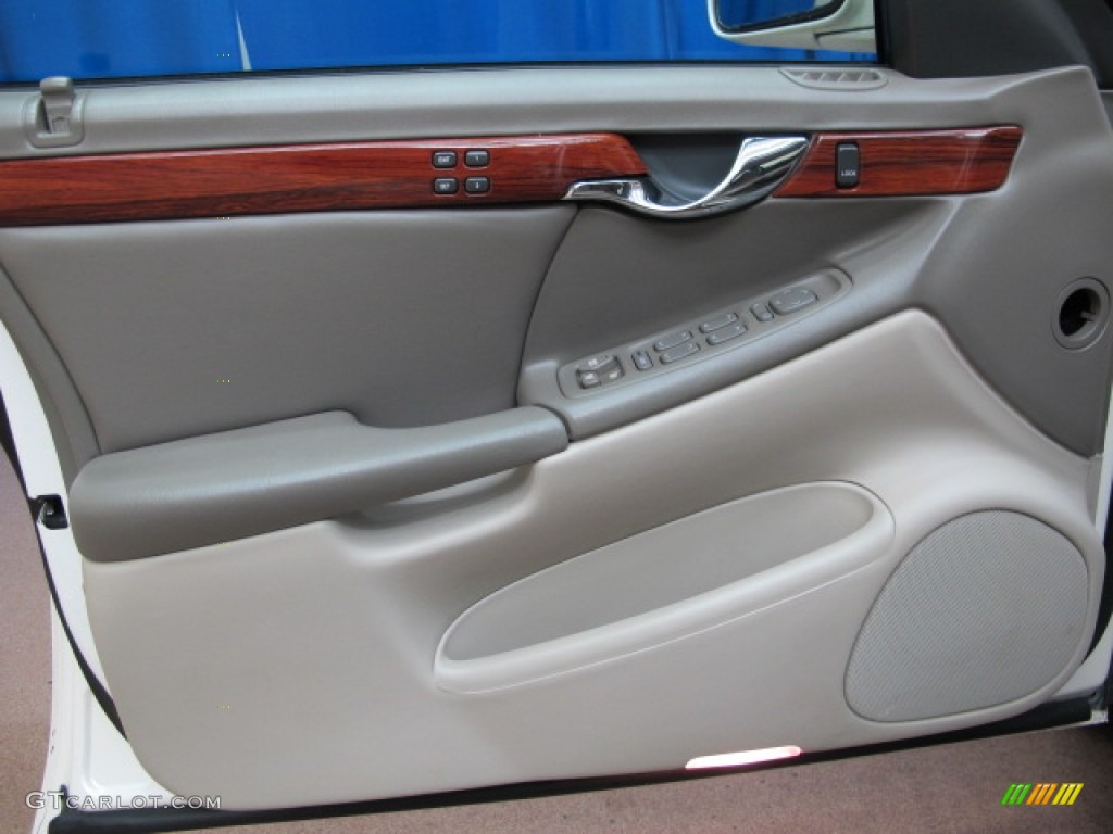 2002 DeVille Sedan - White Diamond Pearl / Neutral Shale photo #33