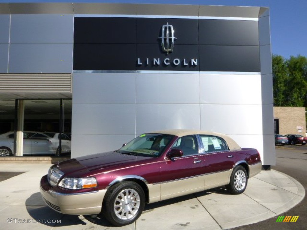 2007 Town Car Signature - Dark Cherry Metallic / Light Camel photo #1