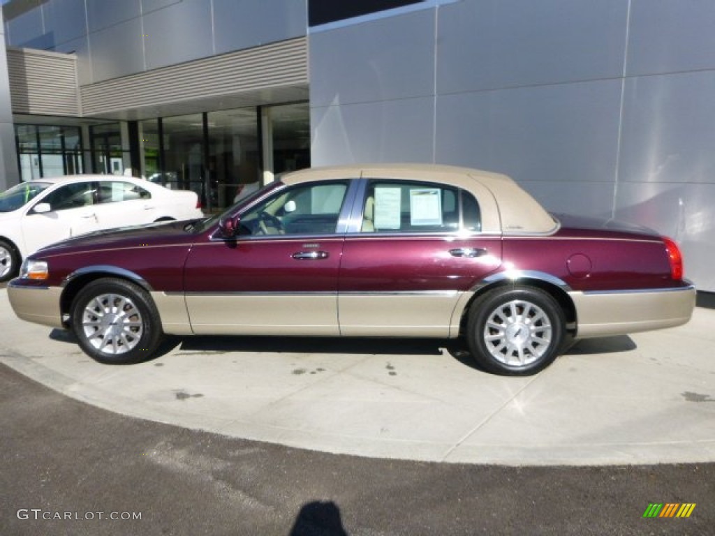 Dark Cherry Metallic 2007 Lincoln Town Car Signature Exterior Photo #82473154