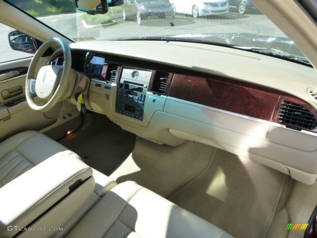 2007 Town Car Signature - Dark Cherry Metallic / Light Camel photo #11