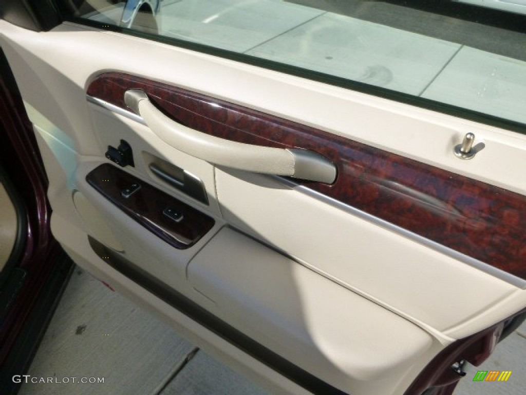 2007 Town Car Signature - Dark Cherry Metallic / Light Camel photo #12