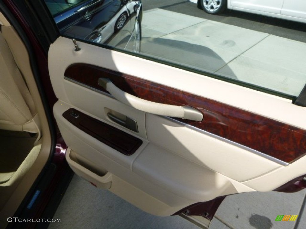 2007 Town Car Signature - Dark Cherry Metallic / Light Camel photo #15