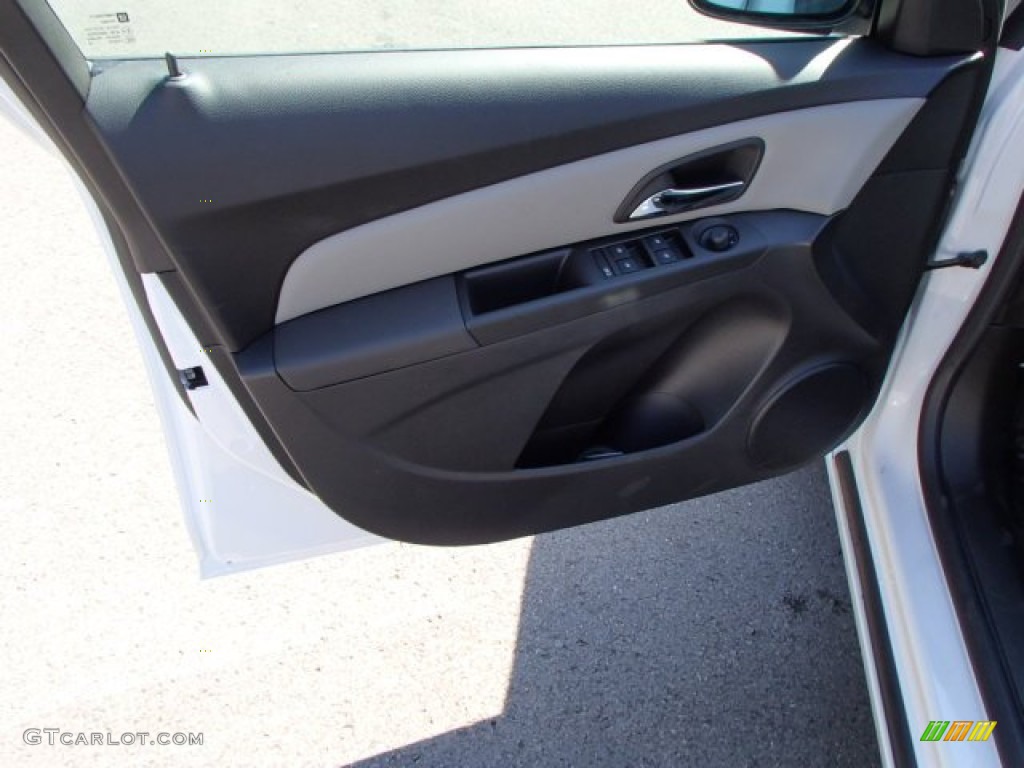 2013 Cruze LS - Summit White / Jet Black/Medium Titanium photo #12
