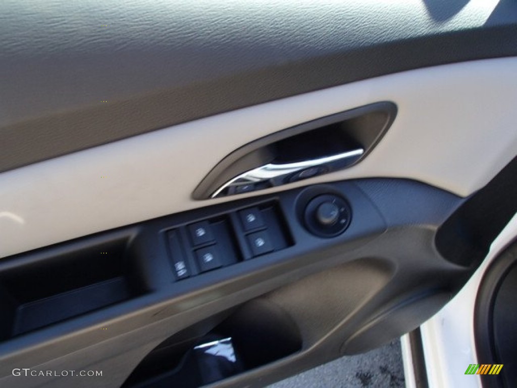 2013 Cruze LS - Summit White / Jet Black/Medium Titanium photo #15
