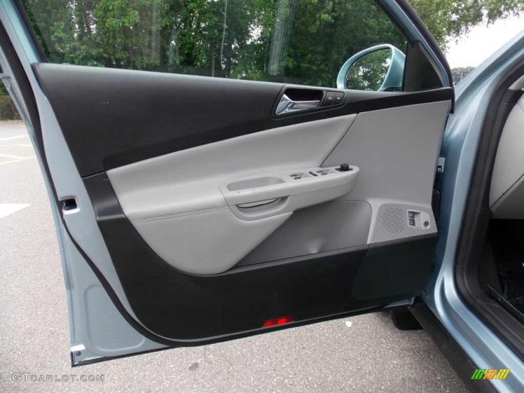 2006 Volkswagen Passat 2.0T Sedan Classic Grey Door Panel Photo #82504043