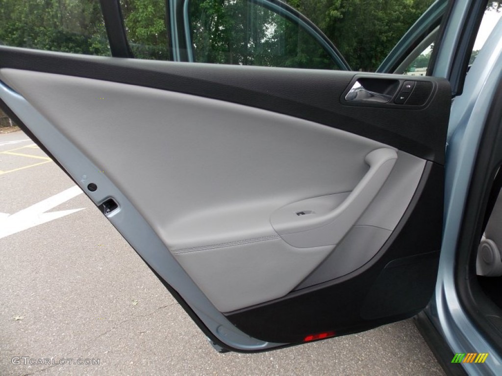 2006 Volkswagen Passat 2.0T Sedan Classic Grey Door Panel Photo #82504170