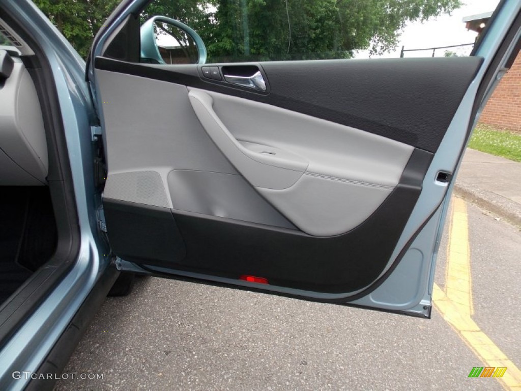 2006 Volkswagen Passat 2.0T Sedan Classic Grey Door Panel Photo #82504241