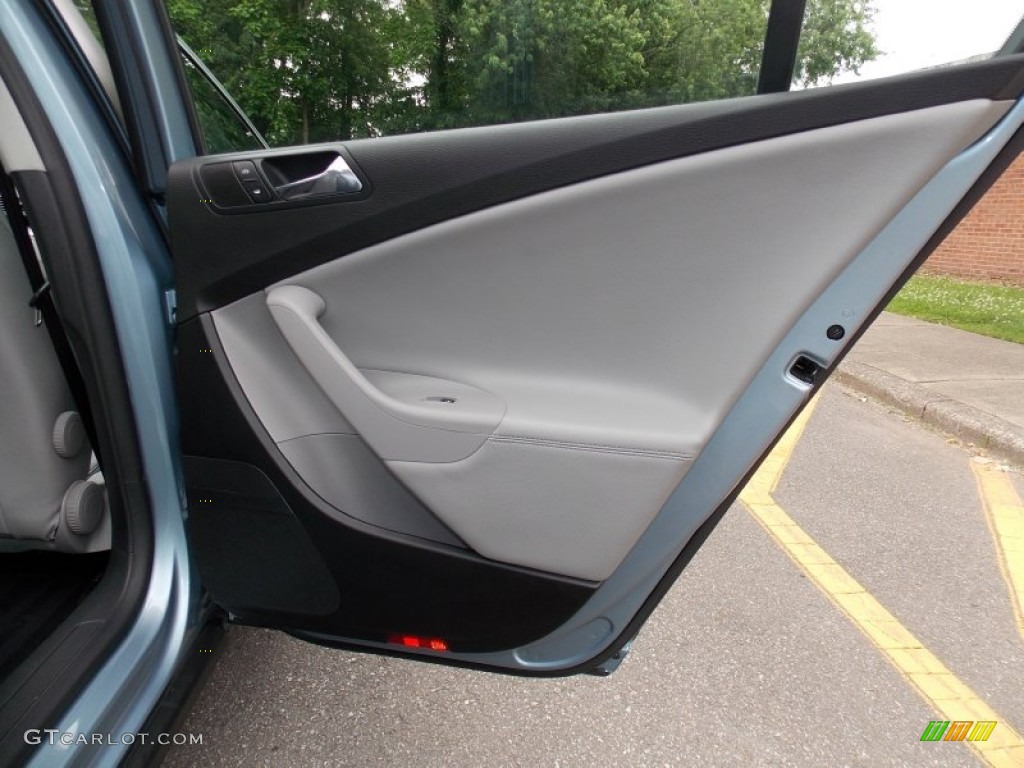 2006 Volkswagen Passat 2.0T Sedan Classic Grey Door Panel Photo #82504295