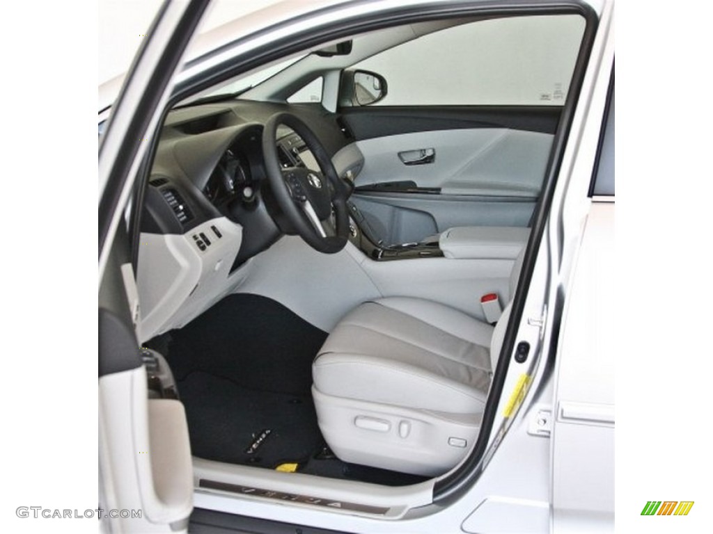 2013 Toyota Venza XLE Front Seat Photos