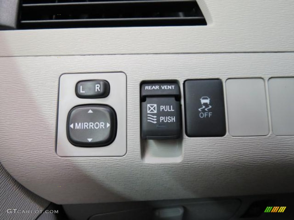 2013 Toyota Sienna XLE Controls Photo #82522280