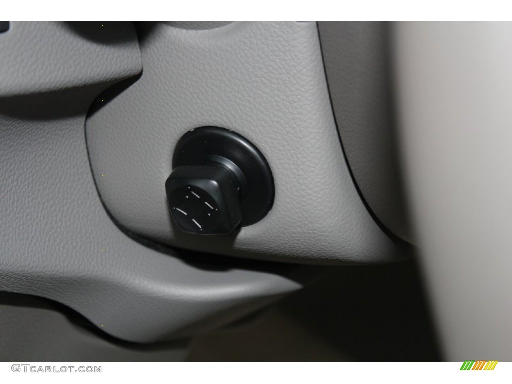 2013 Infiniti G 37 Convertible Controls Photo #82560667