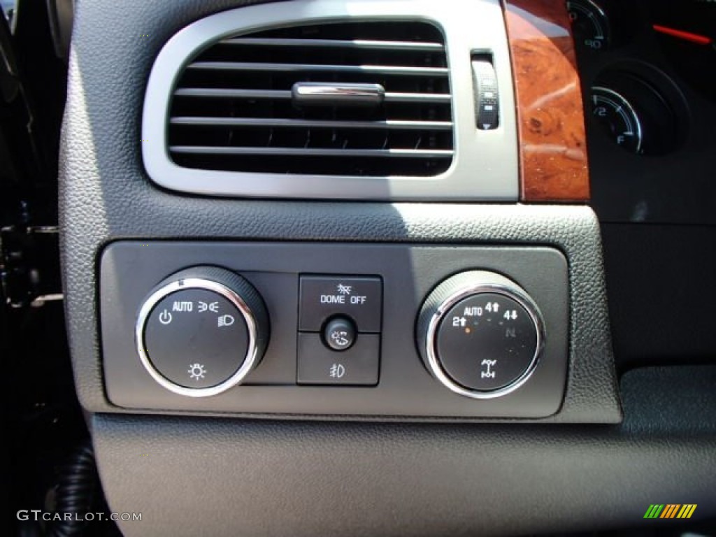 2013 GMC Yukon SLE 4x4 Controls Photo #82571008