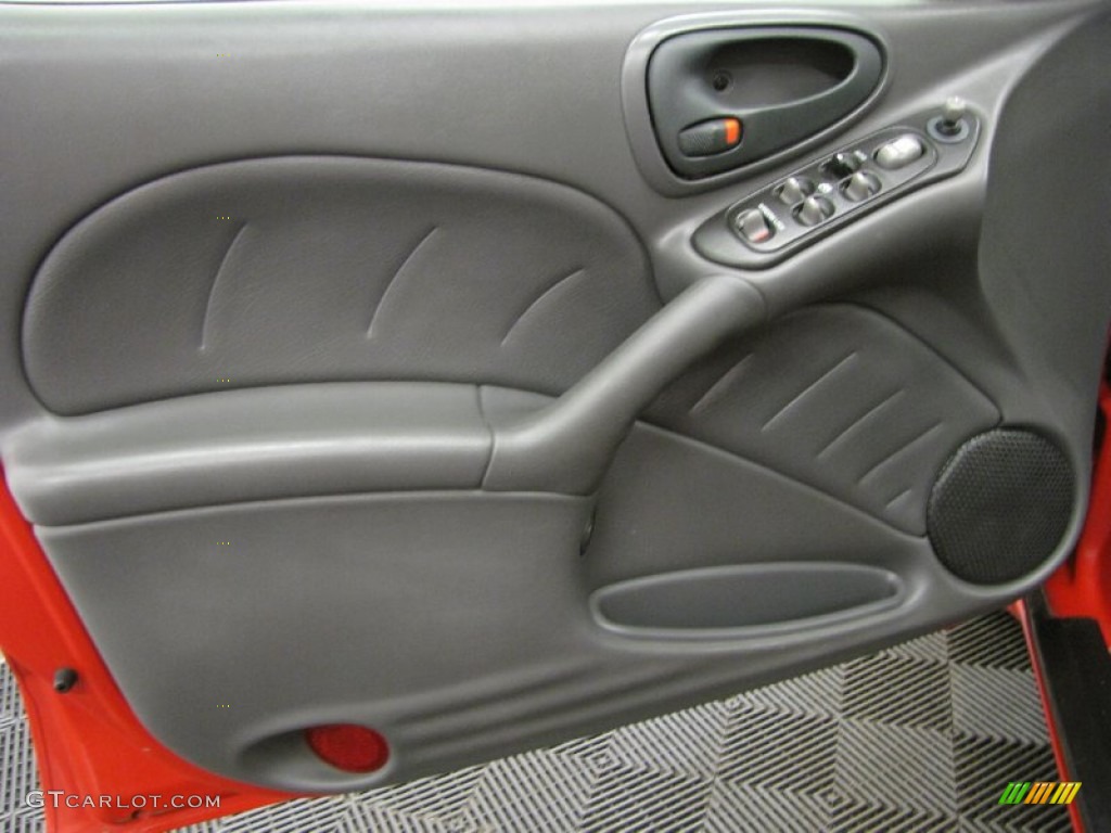 2004 Grand Am SE Sedan - Victory Red / Dark Pewter photo #10