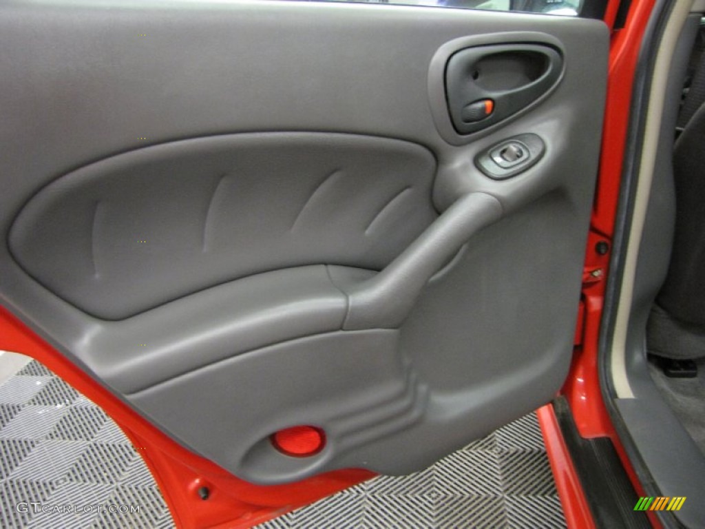 2004 Grand Am SE Sedan - Victory Red / Dark Pewter photo #11