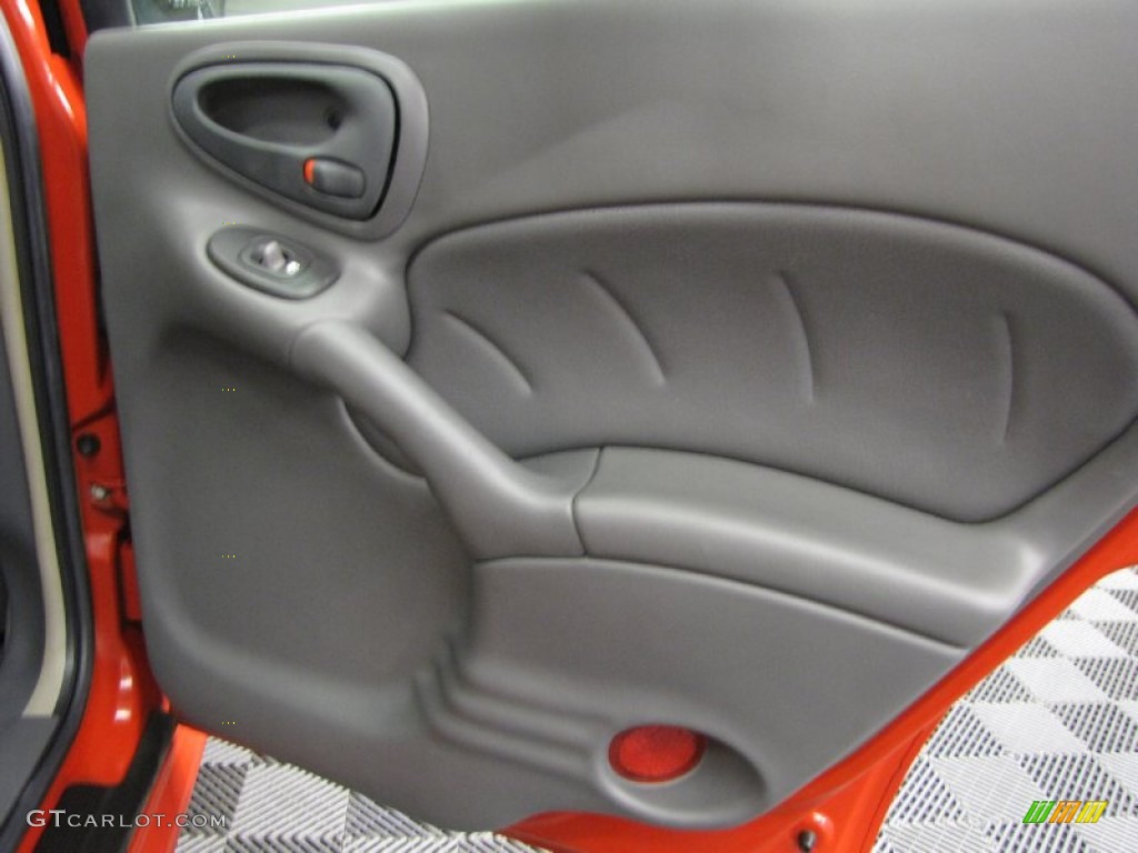2004 Grand Am SE Sedan - Victory Red / Dark Pewter photo #12