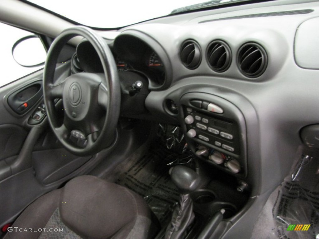 2004 Grand Am SE Sedan - Victory Red / Dark Pewter photo #17