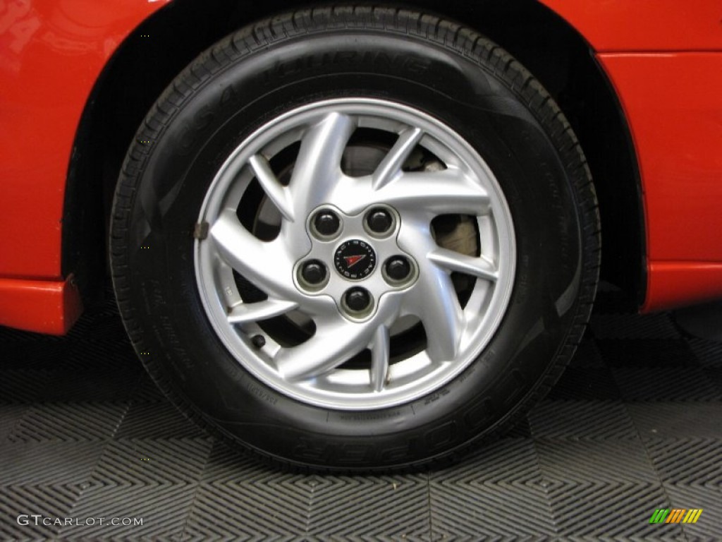 2004 Grand Am SE Sedan - Victory Red / Dark Pewter photo #19
