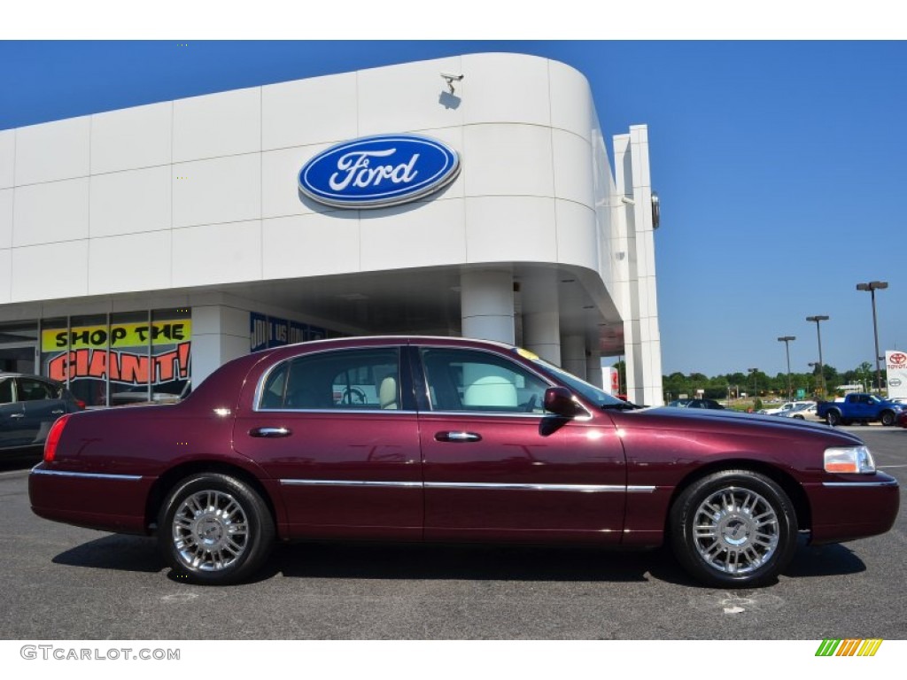 Dark Cherry Metallic 2006 Lincoln Town Car Signature Limited Exterior Photo #82578551