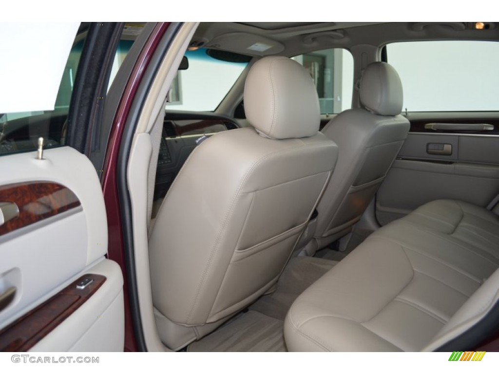 2006 Town Car Signature Limited - Dark Cherry Metallic / Light Camel photo #11