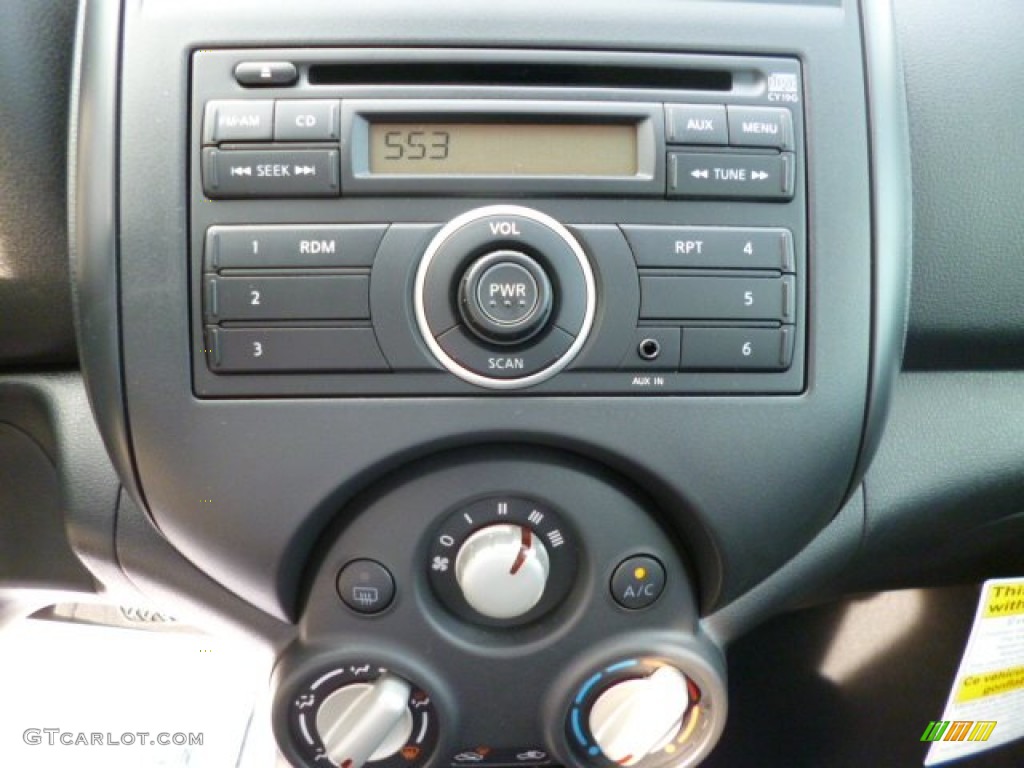 2014 Nissan Versa 1.6 S Plus Sedan Controls Photo #82581982