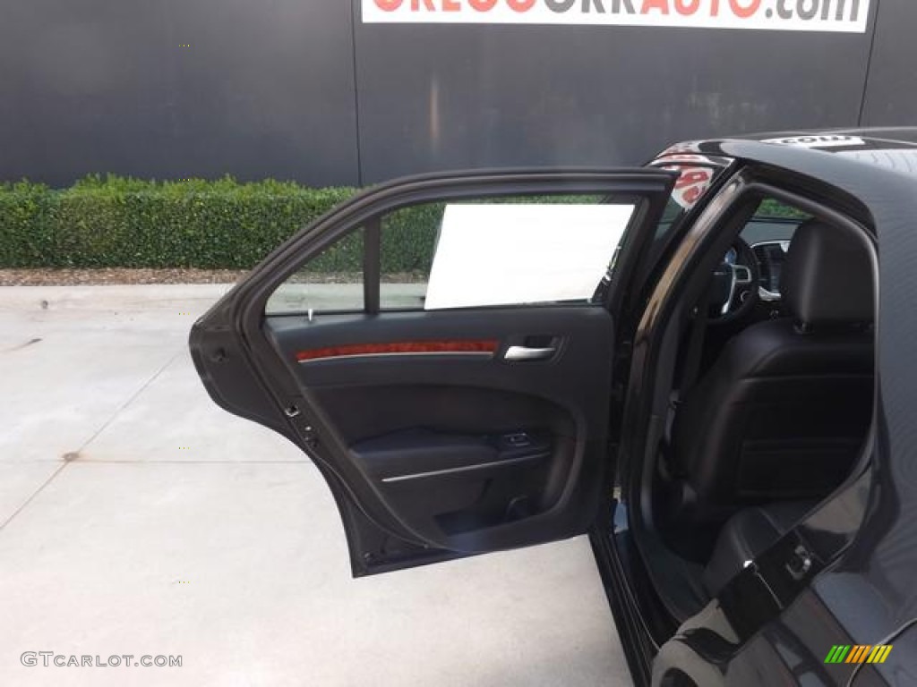 2013 300  - Gloss Black / Black photo #28