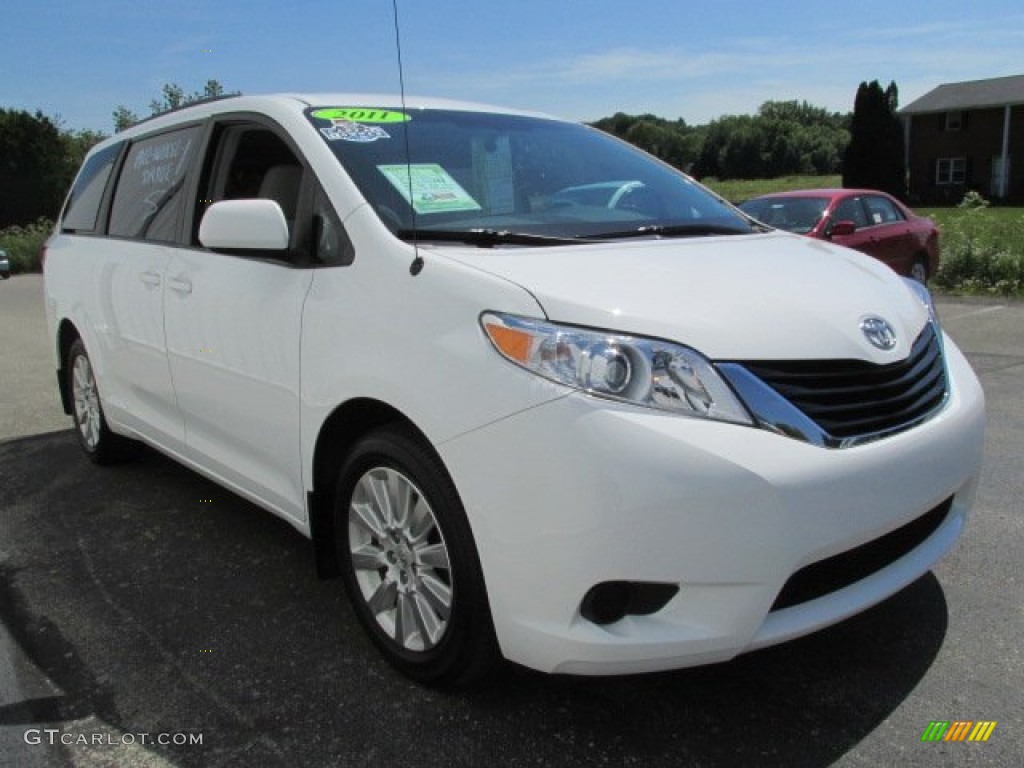 2011 Sienna LE AWD - Super White / Light Gray photo #5