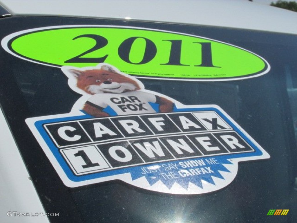 2011 Sienna LE AWD - Super White / Light Gray photo #6